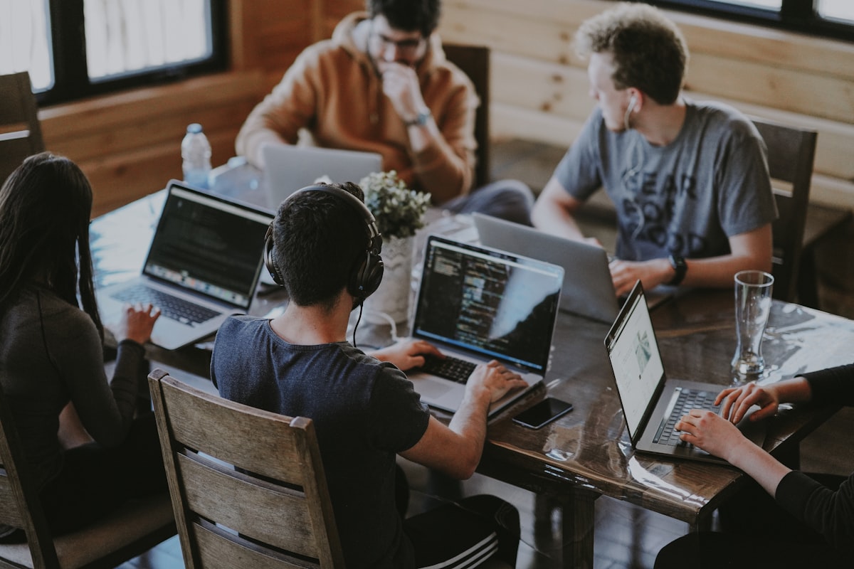 Salle de cours façon académie technique à Toulouse, avec tableau et postes informatiques